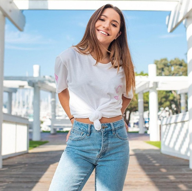 Gái xinh 10X rất yêu thích ca hát cũng như vũ đạo. Năm 10 tuổi, Mackenzie Ziegler ra mắt MV đầu tay có tên Mack Z, đến năm 16 được nhiều người biết đến với vai trò là một vũ công chuyên nghiệp.