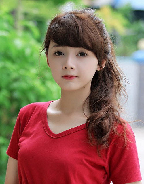 Hương thích xem phim, nghe nhạc, đọc tiểu thuyết và chỉ mong là một cô gái bình thường với một công việc bình thường như bao nhiêu người khác.