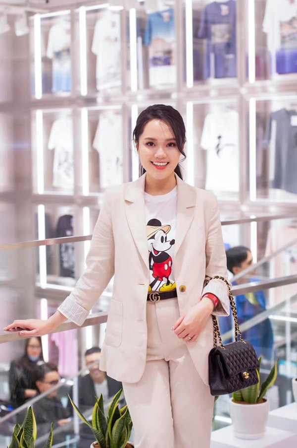 Vào khoảng những tuần đầu thai kỳ, Quỳnh Anh xuất hiện rạng rỡ trong set đồ công sở và áo thun thay vì váy tôn dáng gợi cảm như thuở còn con gái.