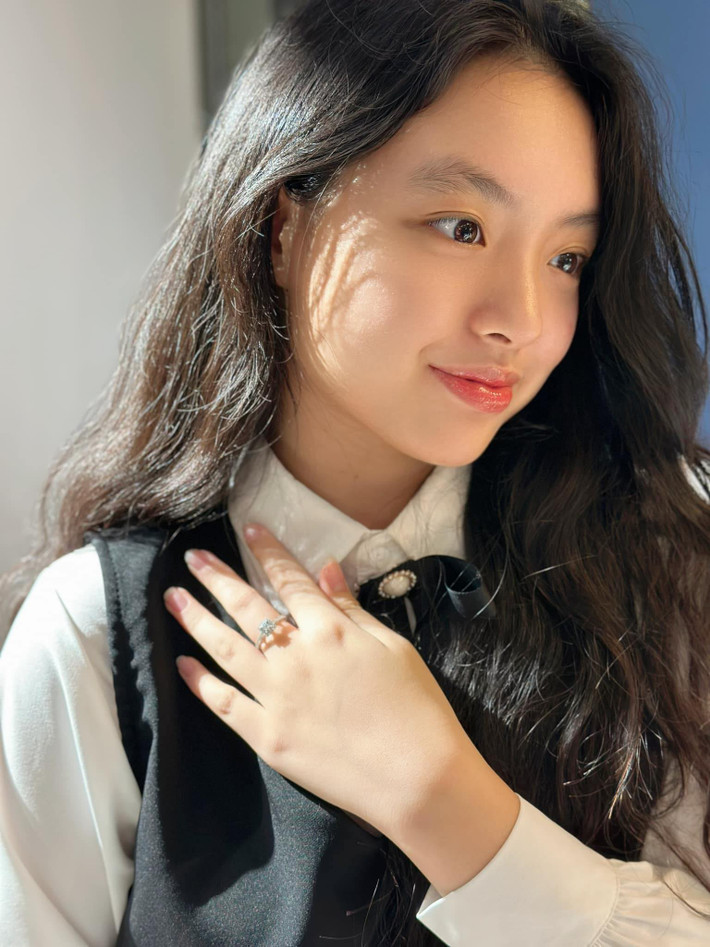 Thế nhưng nhìn Suti ở hiện tại, hình ảnh nhóc tì mũm mĩm, mít ướt đã thay bằng hình ảnh cô thiếu nữ ngọt ngào.