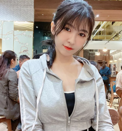 Mới đây, hot girl nổi tiếng trên MXH có tên Aiwei Hero đã tuyên bố tuyển sinh, mở lớp dạy đàn cho các thanh niên.