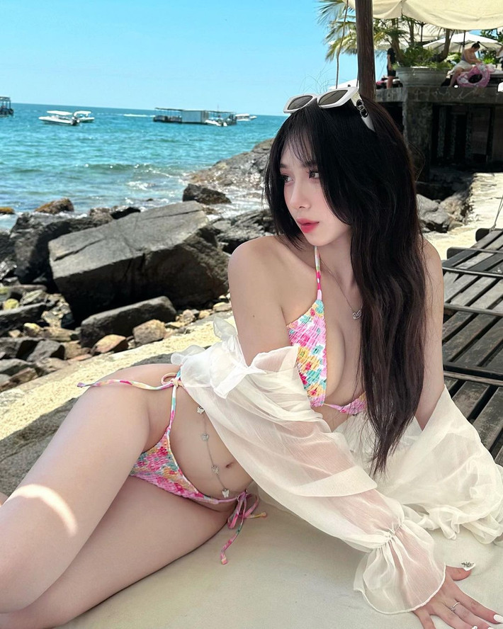 Nàng Tiktoker sở hữu chiều cao 1m65 cùng thân hình chuẩn chỉnh giúp cô cân mọi kiểu outfit.