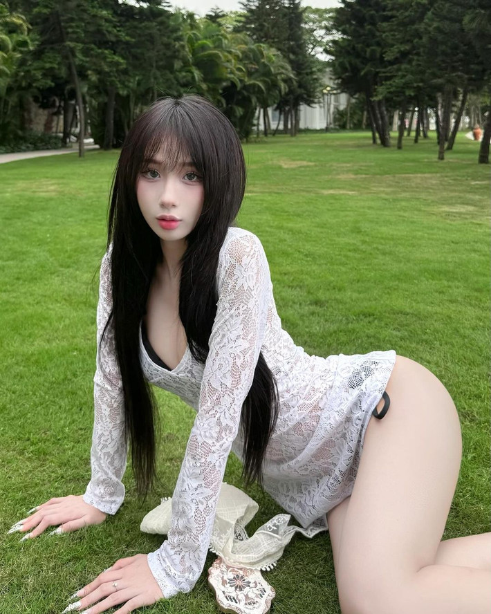 Cô nàng cũng theo đuổi phong cách sexy, gợi cảm khi những trang phục hàng ngày được lựa chọn đều kiệm vải.