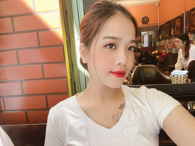 Trong đám cưới của Văn Đức - Nhật Linh, Huyền My chia sẻ cô đã thân với cô dâu 2 năm từ khi còn học nghề cùng với nhau. Đây cũng là lần đầu tiên cô nàng gặp cầu thủ Văn Đức.