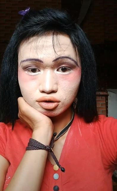 Cụ thể, cô nàng trang điểm mặt trắng bệch, môi tô son đỏ chót, để lông mi dày cộp xấu như "ma chê quỷ hờn" và đăng tải những clip make up đó lên mạng xã hội.