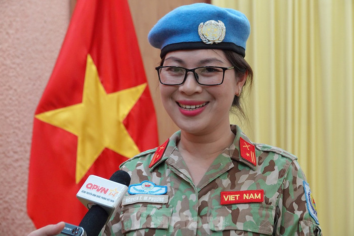 "Để thực hiện nhiệm vụ xa nhà trong thời gian dài như vậy ngoài những kiến thức, kỹ năng đã được tập luyện tôi cũng nhận được sự động viên rất lớn từ chồng và hai con nhỏ", nữ sĩ quan xinh đẹp cho hay.