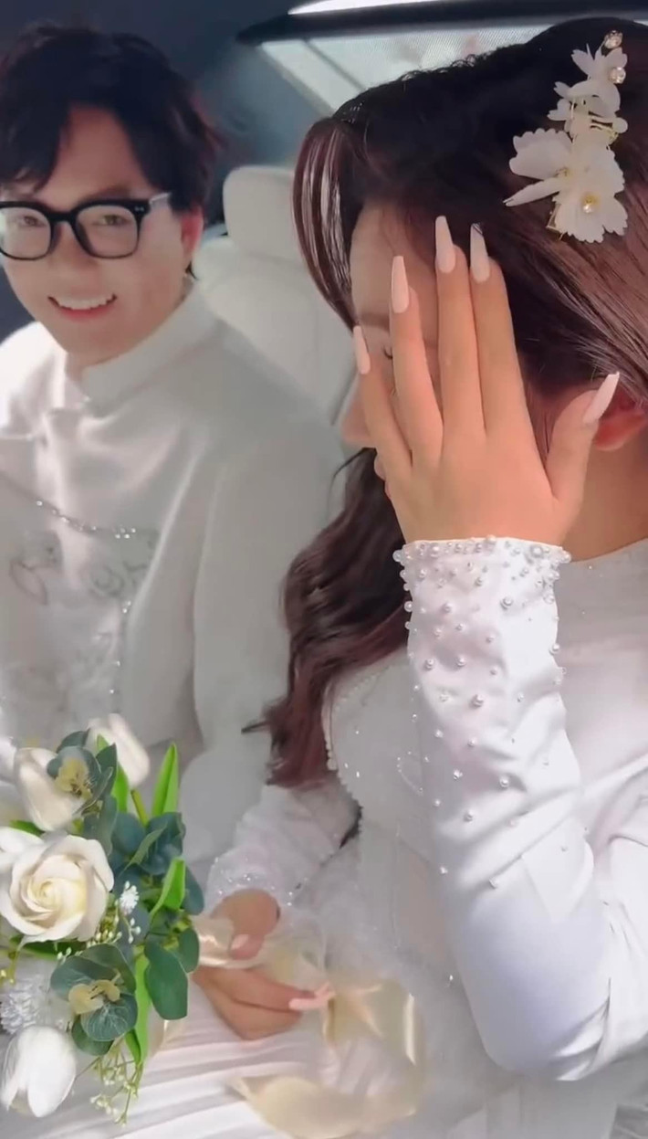 Ngày hôm qua, khi bất ngờ được Phạm Thoại hé lộ sắp làm đám cưới, gửi thiệp mời sớm, Tun Phạm cho biết bản thân "sốc" và phải làm video đăng đàn, chờ cộng đồng mạng sống tại địa phương quê Phạm Thoại vào xác nhận.