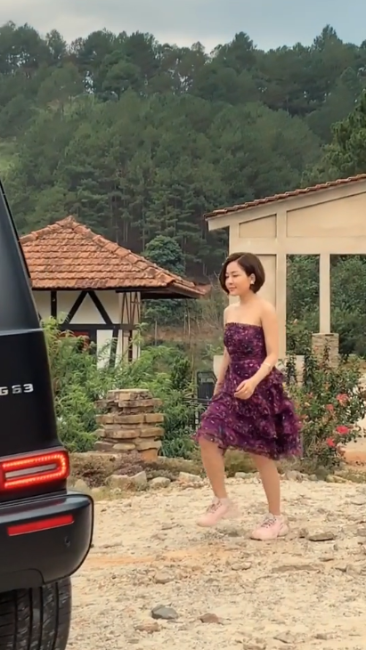 Những hình ảnh này khiến dân mạng đặt ra nghi vấn về việc hot girl quê Thanh Hóa đang hẹn hò với một vị đại, thiếu gia nào đó.