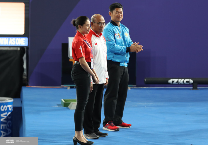 Mặc đồng phục SEA Games đơn giản, mái tóc búi cao và không trang điểm quá cầu kỳ nhưng trông nữ lễ tân vẫn thu hút và xinh đẹp.
