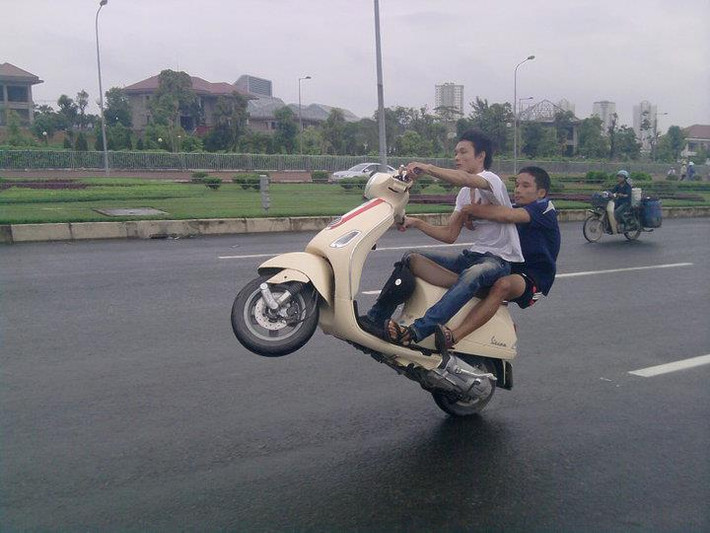 Việc các "dân tổ" thể hiện nơi phố xá không còn quá xa lạ đối với nhiều người, đặc biệt là người dân thủ Đô. Tại hồ Hoàn Kiếm, Hà Nội, "đến hẹn lại lên" thi thoảng lại có 1 tốp dân tổ đua xe làm náo loạn đường phố về đêm, và đã rất nhiều lần xảy ra tai nạn nghiêm trọng.