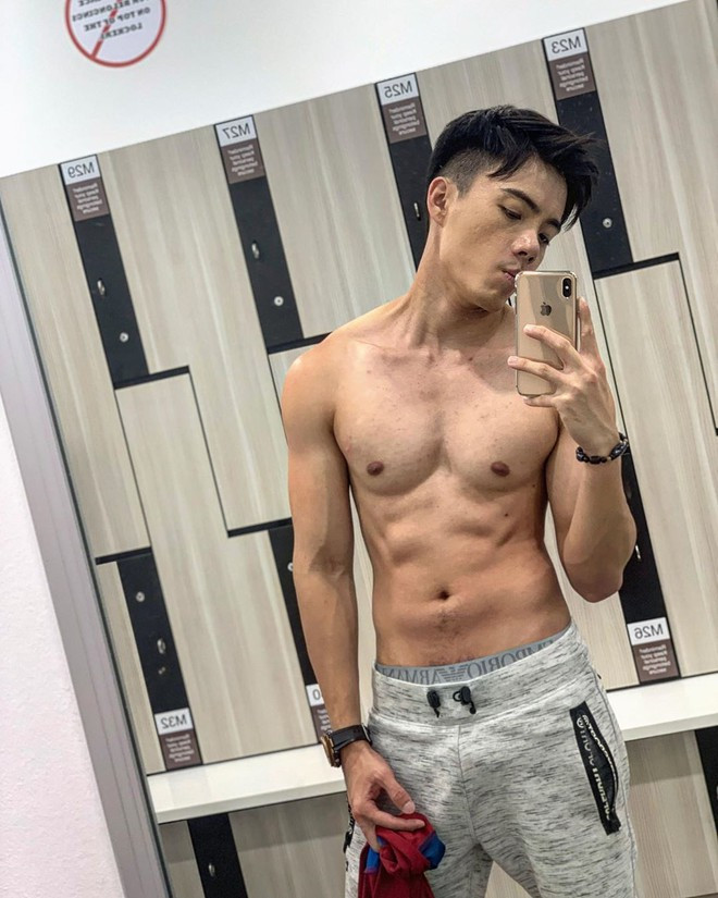 Tuy nhiên, không muốn để bố mẹ già đã ngoài 60 tuổi nhưng vẫn thức khuya, dậy sớm để bán hàng nên mới đây, hot boy này đã tiếp quản quán cơm gà có thâm niên 30 năm của gia đình.