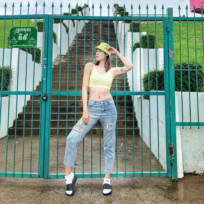 Cô nàng là mẫu quảng cáo của nhiều nhãn hàng tại Campuchia. Chiều cao nổi bật và thể hình thon gọn do tập thể thao trong nhiều năm giúp hot girl Taekwondo được nhiều thương hiệu thời trang thể thao săn đón.