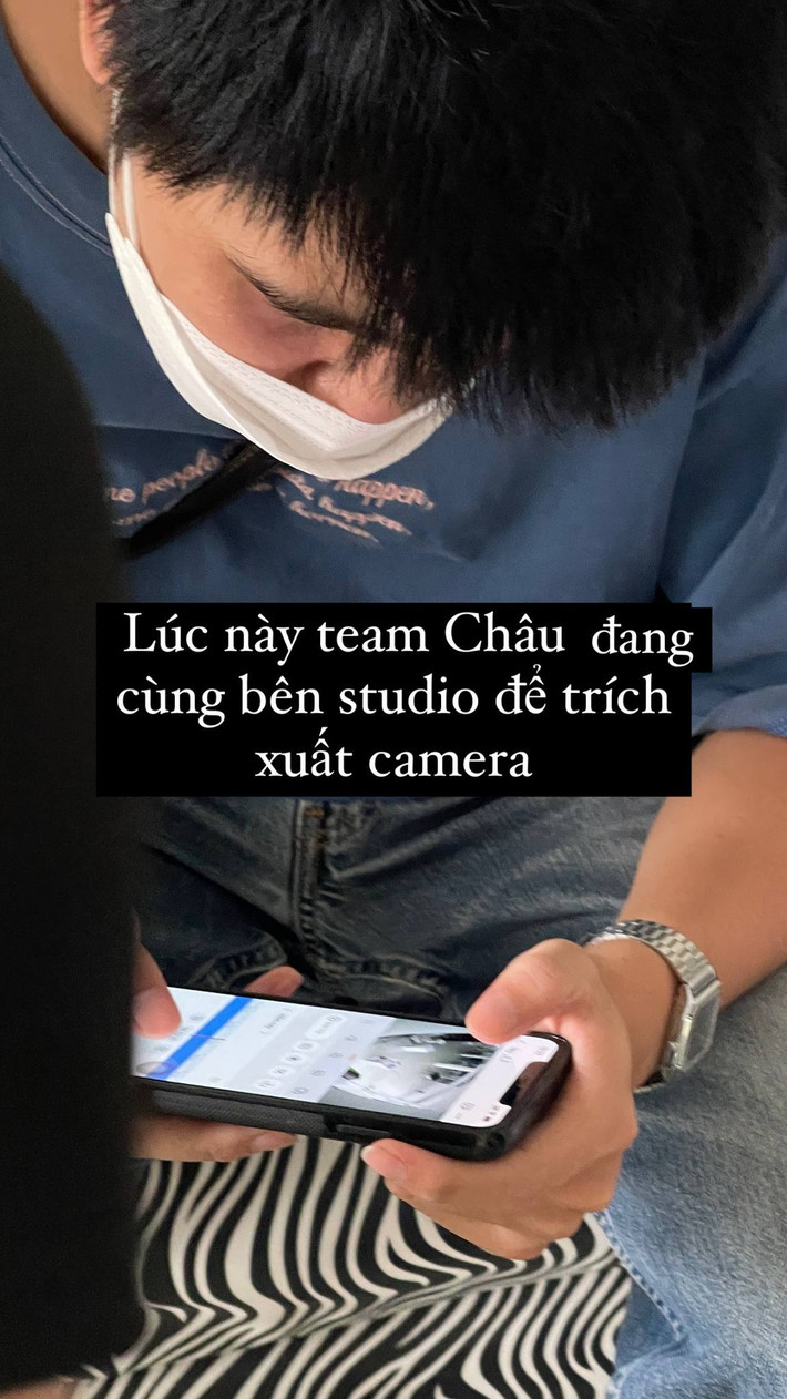 Ngay sau đó, mọi người phối hợp cùng chủ studio để tiến hành check camera an ninh thì thấy một bạn nam ra vào nhà wc nữ nhiều lần, mỗi lần ở trong đó 3-5 phút. Người này là nhân sự bên ekip sản xuất, chịu trách nhiệm mở cửa studio và chuẩn bị bối cảnh buổi thử đồ.