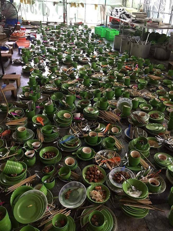 Mới đây, một bức hình gây ám ảnh xuất hiện trên mạng xã hội thu hút sự chú ý của nhiều người. Trong ảnh, đống bát đĩa bẩn ngổn ngang, bày la liệt kín cả sân đang chờ được rửa tạo ra một cảnh tượng vô cùng hãi hùng.