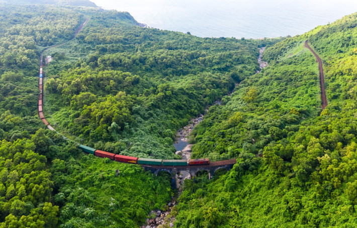 Khi nhìn từ trên cao xuống, Cầu Vòm Đồn Cả Đà Nẵng gợi nhớ ngay đến đường ray Glenfinnan nổi tiếng tại Lochaber, Scotland trong bộ phim kinh điển Harry Potter. Ảnh: pkientruc