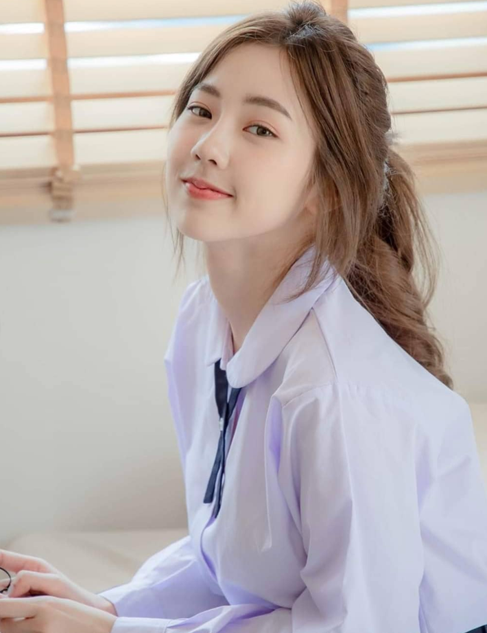 Nhờ ngoại hình thu hút của mình mà Nilawan được ví như cô gái thanh xuân mà bất kỳ chàng trai nào cũng đều muốn theo đuổi. Mặc dù đã qua tuổi học sinh nhưng mỗi lần diện đồng phục, mỹ nữ này khiến ai nấy đều xốn xang.