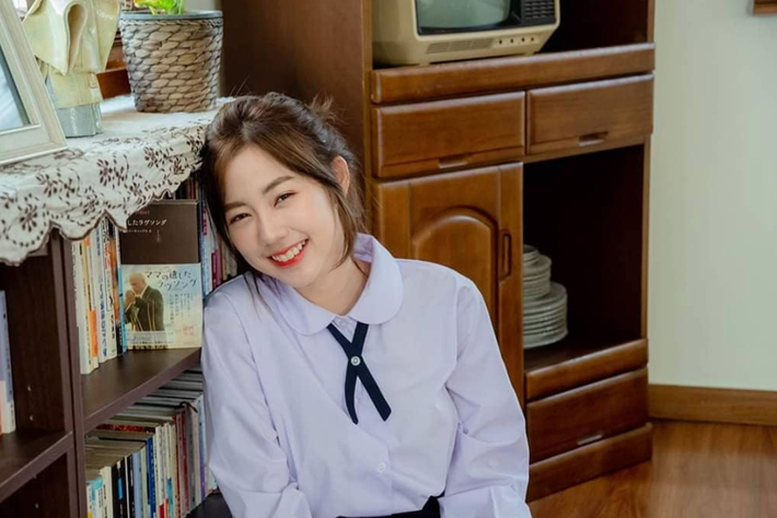 Mỹ nữ Thái Lan Nilawan Iamchuasawad được biết đến nhờ những bức hình trong trẻo như sương mai trong bộ đồng phục học sinh. Chính bởi thế mà cô nàng được biết đến với biệt danh "hot girl đồng phục".