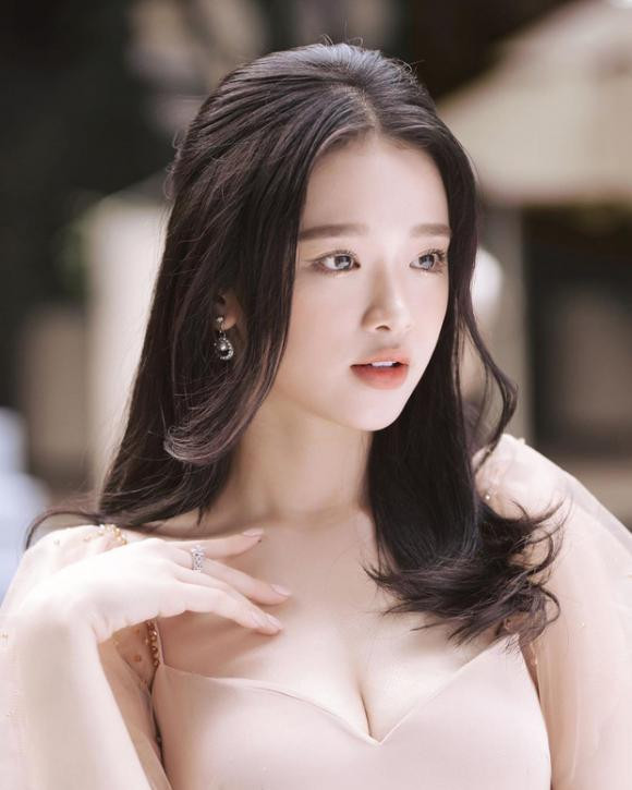 Linh Ka là cái tên luôn thu hút sự tò mò, chú ý và khiến dân tình không ngừng bàn tán về mình bởi những clip cover hay hàng loạt tin đồn hẹn hò.