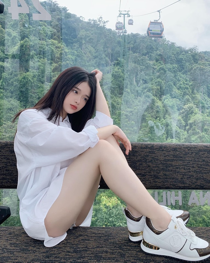 Trong một năm trở lại đây, Linh Ka bắt đầu chuyển đổi hình ảnh sang phong cách nhẹ nhàng, ngây thơ, trong sáng, phù hợp với lứa tuổi 17 của mình.