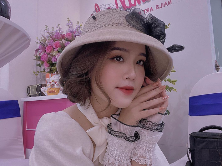 Cách đây không lâu, Huyền My đăng tải trạng thái trên mạng xã hội với nội dung cà khịa cực gắt, cô cho rằng có người yêu nhau lâu nhưng chẳng đi đến đâu còn có cặp đôi bên nhau một thời gian ngắn mà nhớ cả một đời. Sau dòng trạng thái nhạy cảm, hot girl bị người hâm mộ "ném đá" dữ dội vì cho rằng cô cố tình "đá xéo" Nhật Lê.