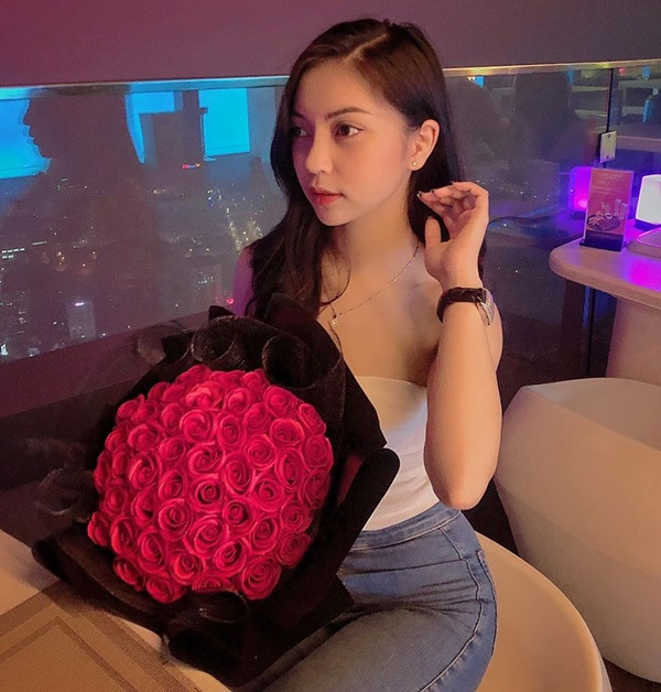 Chỉ sau 4 ngày bị bắt gặp hẹn hò đêm khuya với Nhật Lê, cầu thủ Quang Hải đã ra mắt bạn gái mới Huỳnh Anh với bạn bè trong sinh nhật của thủ môn Bùi Tiến Dũng.