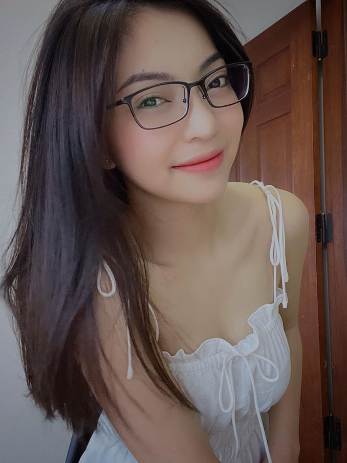 Sau những rùm beng tình ái, Nhật Lê chưa từng nhắc đến bạn trai cũ trên mạng xã hội. Thỉnh thoảng chỉ đăng tải trạng thái buồn vu vơ.
