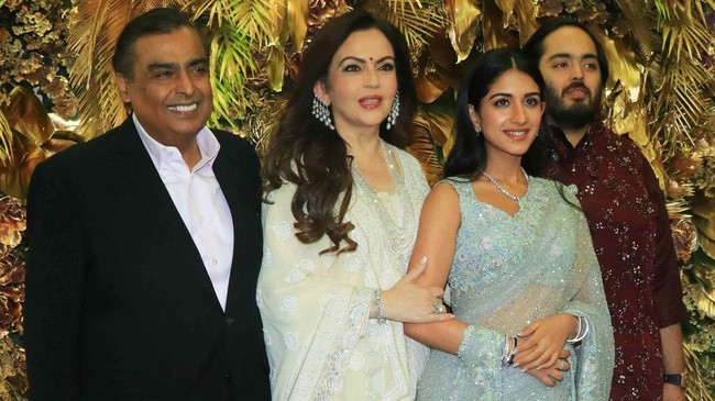 Radhika Merchant (sinh năm 1994) là hôn phu của Anant Ambani - con trai út của tỷ phú Ấn Độ Mukesh Ambani. Đầu năm nay, gia đình tỷ phú giàu nhất châu Á chính thức giới thiệu Radhika là thành viên trong gia đình trước truyền thông. Cô gái 26 tuổi là con gái của một giám đốc tập đoàn dược phẩm nổi tiếng tại Ấn Độ.