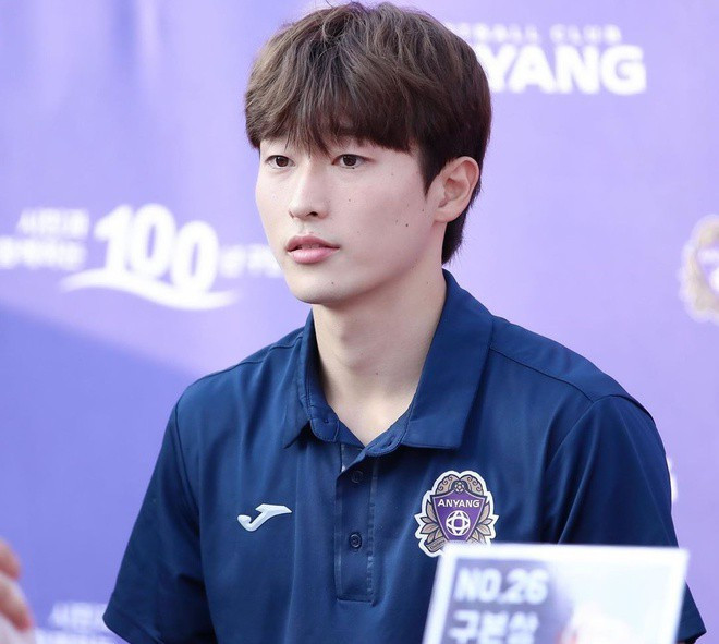 Với phần trình diễn của mình tại VCK U23 Châu Á năm nay, Kyu-seong chắc chắn sẽ là cái tên không chỉ các cầu thủ U23 Việt Nam mà các đội khác cũng phải đặc biệt lưu ý kèm chặt.