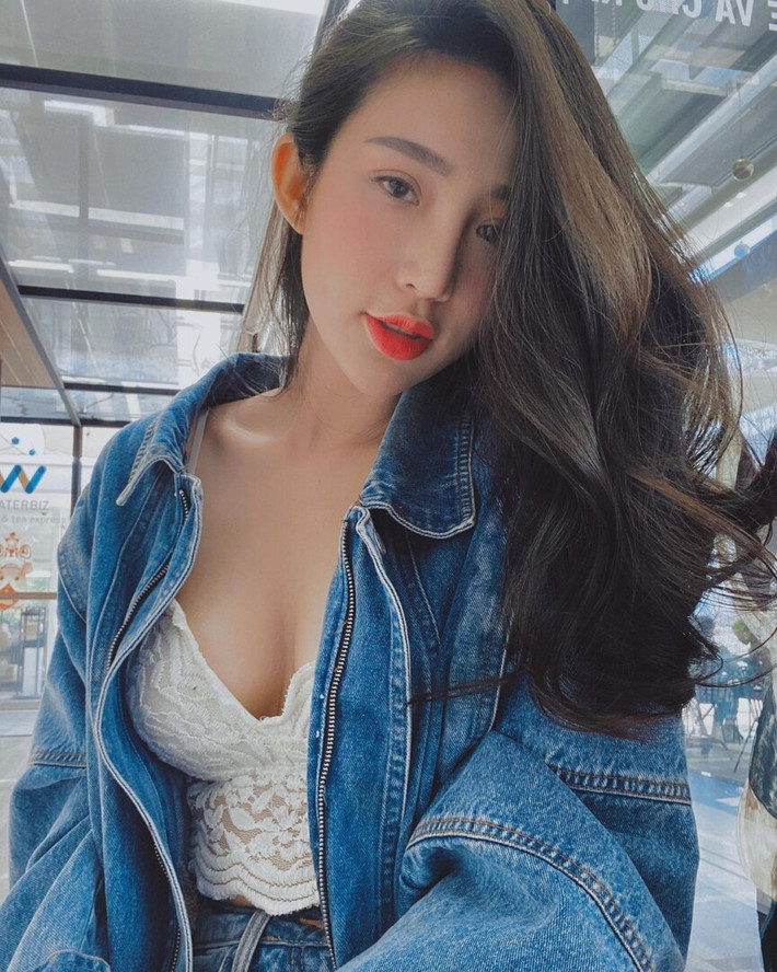“Trân cảm thấy may mắn khi được mọi người quan tâm và yêu thương. Và quả thật, Trân cũng cảm thấy không tự tin lắm về danh hiệu đó. Vì Trân muốn mọi người chấp nhận sự cố gắng của Trân về chuyên môn chứ không phải ngoại hình ”, Trương Võ Huyền Trân bộc bạch.