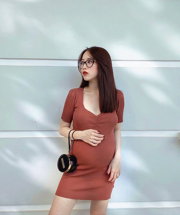 Joyce Phạm (tên thật là Minh Anh, SN 1999) là con gái cưng của đại gia Minh Nhựa. Kể từ khi công khai đã mang thai con đầu lòng với chồng Tâm Nguyễn, cô nàng thường xuyên khoe bụng bầu, đếm ngược thời gian con chào đời.