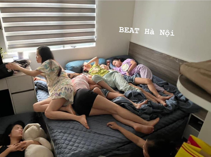 Dù nằm có chật chội 1 chút nhưng trông lại rất yên bình, hòa thuận.