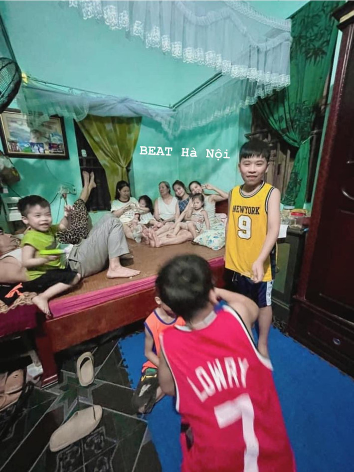 Nhiều người khi nhìn khung cảnh này đã không kìm nổi mà bày tỏ cảm xúc: "Giống y như nhà mình, bố mẹ bận là đưa con cái về hết", "nhà như giặc mấy tháng hè, chứ cháu chắt đi rồi là ông bà buồn lắm".