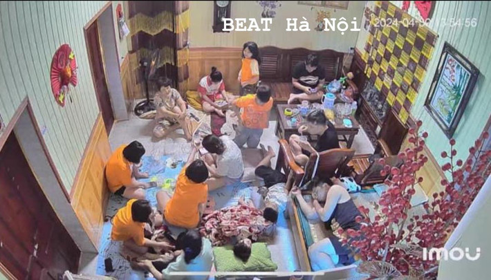 Một căn phòng nhỏ nhưng có tới mười mấy đứa cháu.
