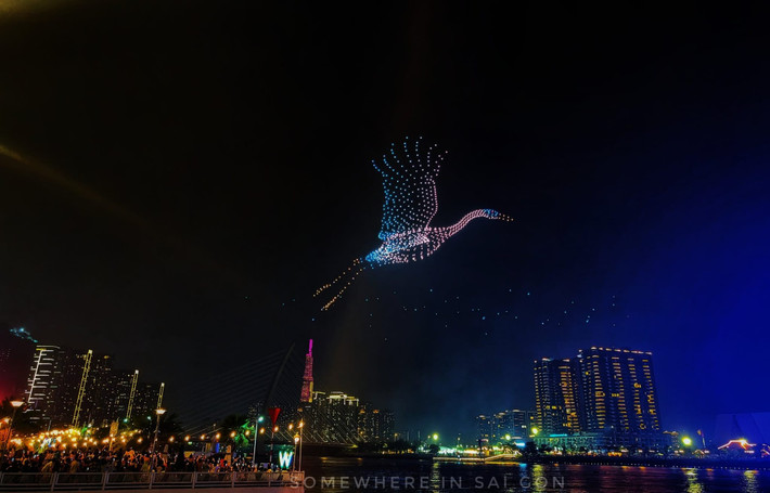Ngay khi màn trình diễn "Lung linh dòng sông hát" bắt đầu cũng là lúc cả ngàn chiếc drone bừng sáng bay lượn như một dải ngân hà. Đây cũng là màn trình diễn drone lớn nhất từ trước đến nay vậy nên đã thu hút đông đảo người dân đổ ra đường chiêm ngưỡng.