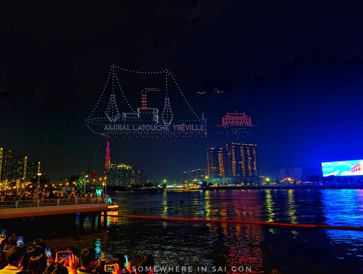 Thông điệp "We love HO CHI MINH City" được sắp xếp và thể hiện một cách đầy sáng tạo, không chỉ vậy rất nhiều hình ảnh đậm hơi thở lịch sử hào hùng của dân tộc khiến nhiều người không khỏi xúc động.