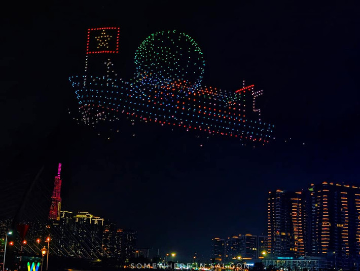 Ngắm nhìn lá cờ đỏ sao vàng tung bay trên bầu trời được tạo từ fly cam khiến nhiều người xúc động và trầm trồ.