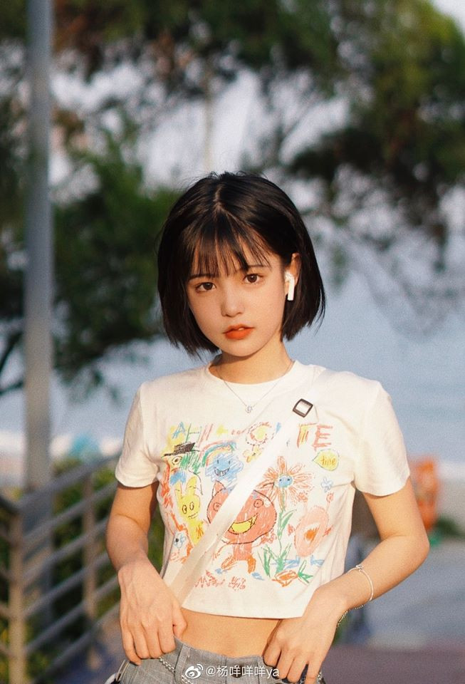 Dương Mị Mị sinh năm 1999, quê gốc ở thành phố Phủ Châu, tỉnh Giang Tây (Trung Quốc).