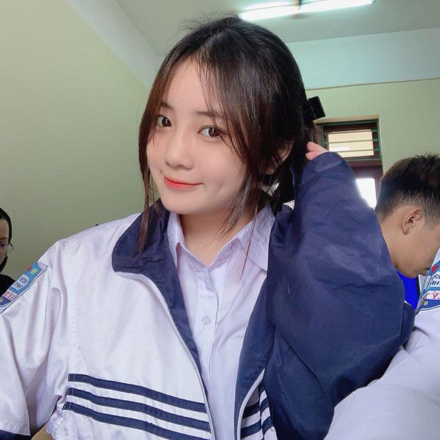 Ngay lập tức, những hình ảnh nữ sinh Bắc Ninh được chia sẻ rầm rộ và nhận được nhiều lời khen ngợi từ cư dân mạng.