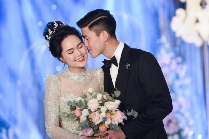 Đám cưới của Duy Mạnh và Quỳnh Anh diễn ra ngày 9/2 vừa qua không chỉ có sự góp mặt của nhiều cầu thủ đình đám như Quang Hải, Đình Trọng, Đức Huy,...mà còn quy tụ rất nhiều ca sĩ, diễn viên, hot girl đình đám. Đây chính là một trong những lý do sự kiện này thu hút sự quan tâm đặc biệt của truyền thông và người hâm mộ.