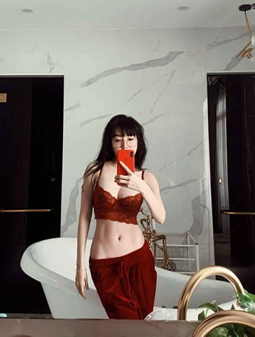 Mỗi lần xuất hiện trên facebook là một lần bà mẹ hai con gợi cảm nhất showbiz Việt lại khiến phái mày râu chao đảo, phụ nữ trầm trồ khi cô để lộ thân hình đáng mơ ước với vòng eo săn chắc, siêu nhỏ, vòng một căng tràn sức sống. Elly Trần từng khoe vòng eo 54 cm. Như vậy, cô soán danh hiệu vòng eo trứ danh của Ngọc Trinh, 56 cm. Có fan ca ngợi: Cứ diện nội y và đồ tập thể thao là không ai qua được Elly.