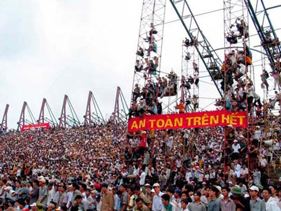 Sự cố vỡ sân trong trận Nam Định gặp HA.GL ở vòng 22 V-League 2003 đã khiến BTC sân Chùa Cuối (bây giờ mang tên sân Thiên Trường) bị phạt 20 triệu đồng do để trận đấu diễn ra trong hoàn cảnh không đảm bảo về an ninh, an toàn.