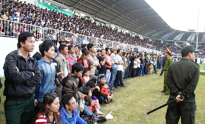 Sân Pleiku (HA.GL - Khánh Hòa, năm 2015) Ngay ở lượt trận khai màn V-League 2015, trong cuộc chạm trán giữa CLB HA.GL và S.Khánh Hòa trên SVĐ Pleiku đã để xảy ra tình trạng vỡ sân. Sức chứa của sân Pleiku là 10.000 chỗ nhưng đã có hơn 13.000 CĐV kéo tới sân.