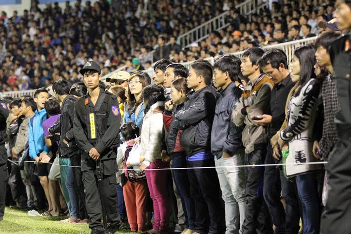 Chính vì vậy, nhiều người không có chỗ ngồi đã phải tràn cả xuống sân để theo dõi trận đấu. Rất may, trận đấu đã không có sự cố đáng tiếc nào xảy ra. Cho tới thời điểm này, Ban Kỷ luật của VFF vẫn chưa đưa ra hình phạt chính thức dành cho BTC sân Pleiku vì sự cố vỡ sân trên.