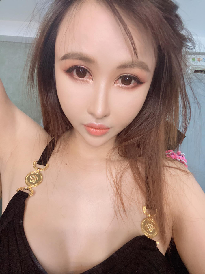 Mina Phạm vốn dĩ nổi tiếng là một người lạm dụng photoshop, chỉnh ảnh quá lố nên việc sở hữu khuôn mặt lạ lẫm chẳng có gì đáng bàn. Đây cũng không phải lần đầu tiên cô đăng tải những hình ảnh với biểu cảm cứng như tượng sáp.