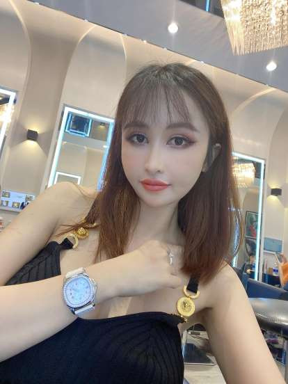 Thay vì trang điểm nhẹ nhàng, trẻ trung như trước kia thì bà mẹ hai con bắt đầu làm quen với phong cách make up đậm, nhấn nhiều vào đôi mắt.