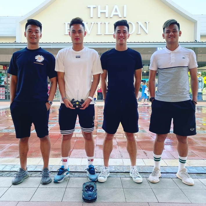 "Hội độc thân vui tính" gồm Thành Chung, Đức Chiến, Tiến Linh và Tấn Tài, toàn các cầu thủ có chiều cao, ngoại hình nổi bật.