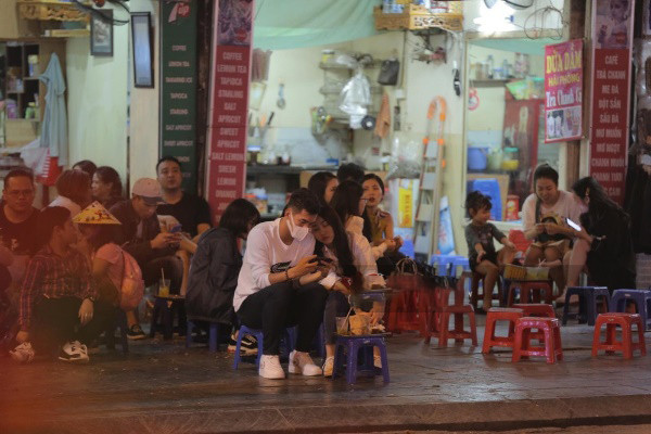 Ngay tại nơi đông người, nữ diễn viên trẻ Huỳnh Hồng Loan không ngần ngại tựa đầu vào vai tiền đạo Tiến Linh. Với những hành động này, người hâm mộ cho rằng họ đang trong mối quan hệ hẹn hò chứ không phải tìm hiểu, tán tỉnh nữa rồi.