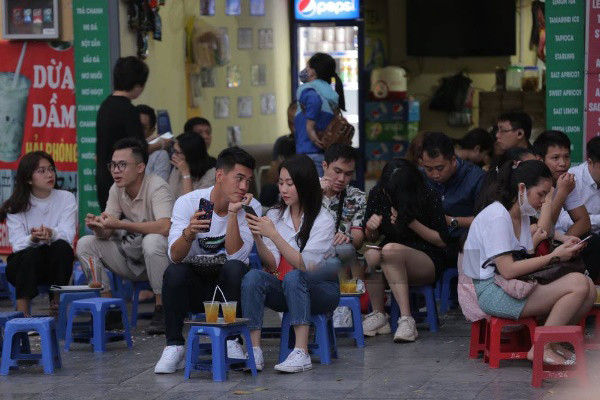 Tiến Linh nhìn bạn gái bằng ánh mắt đầy yêu thương. "Si mê chữ ê kéo dài", "Nhìn như kiểu cả thế giới này chỉ có mỗi em vậy. Tình cảm thế", "Hy vọng có người yêu mới, em ấy có thêm động lực, đá ngày càng tốt nhé" - Dân mạng tranh nhau bình luận.