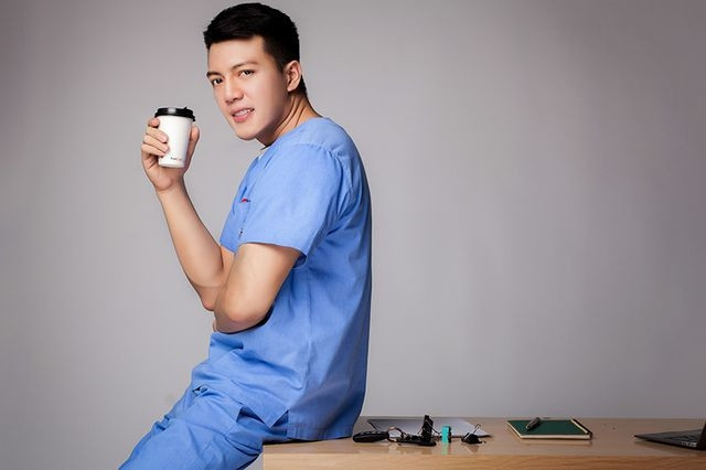 Bác sĩ Cao Ngọc Duy được mệnh danh là bàn tay vàng trong làng phẫu thuật thẩm mỹ vì vô cùng "mát tay". Dù tuổi đời còn trẻ nhưng anh đã là Phó Trưởng khoa Khoa Phẫu thuật tạo hình thẩm mỹ ở một bệnh viện tại Hà Nội.