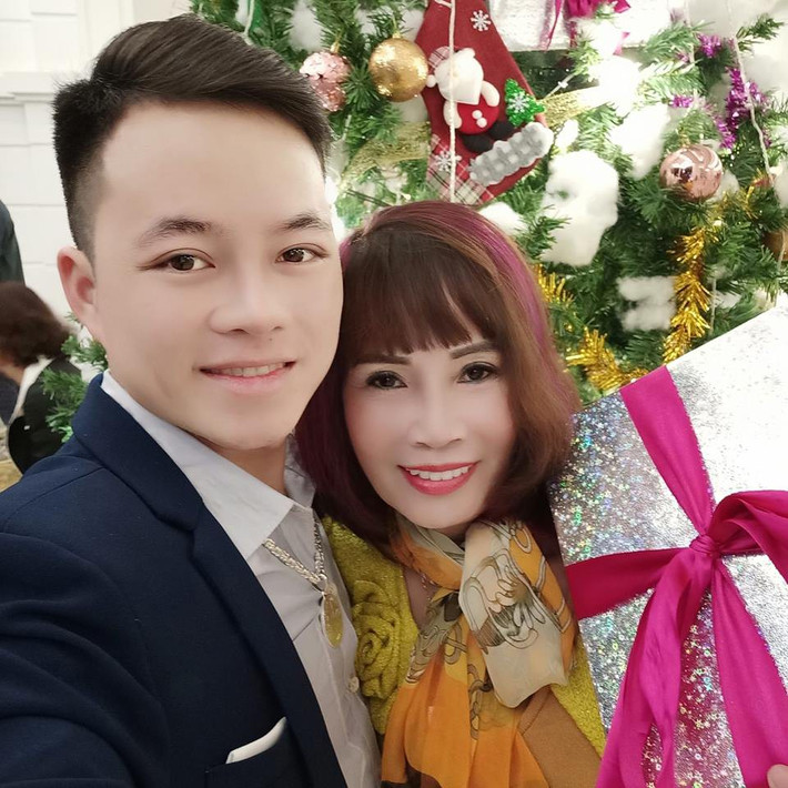 Cách đây một năm, thông tin đám cưới của cô dâu 62 tuổi Thu Sao và chồng 26 tuổi Hoa Cương được chia sẻ rầm rộ trên mạng xã hội thu hút sự quan tâm của nhiều người.